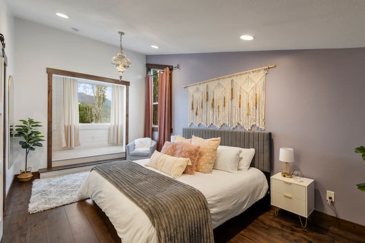 Relax in the stylish & cozy Loft Bedroom, featuring a Queen bed. This space is perfect for unwinding and enjoying a restful night's sleep. Connected to the sunroom and upstairs living room with a click clack bed sofa for (1 ) person
