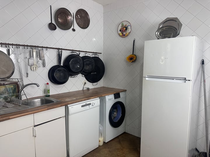 Cocina con fregadero, lavadora y nevera: equipada y lista para grupos grandes.