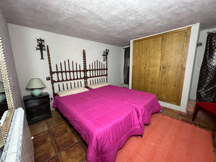 Dormitorio 5 con cama de matrimonio y armario de madera: acogedor y con encanto rústico.