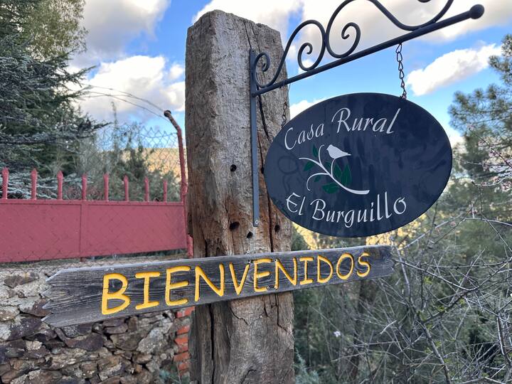 Cartel de bienvenida "Casa Rural El Burguillo" a la entrada de la finca.