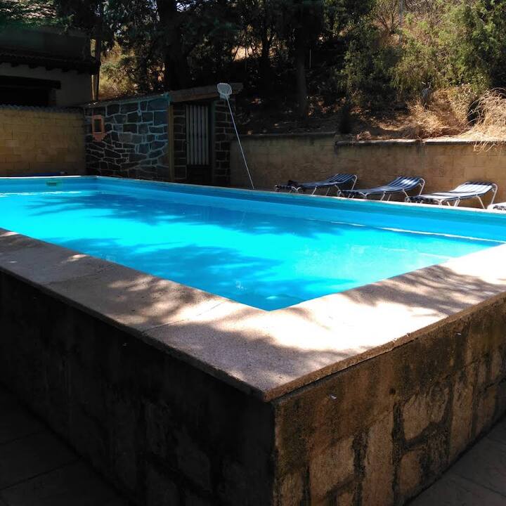 Piscina privada con solárium y tumbonas: el mejor plan para los días de calor.