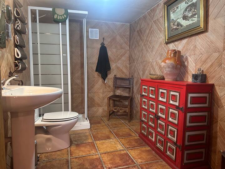 Baño completo 3 con lavabo de pie, inodoro y aparador rojo: original y luminoso.