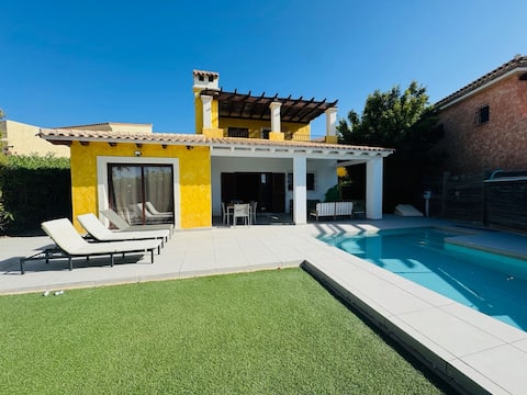 4BR Luxe Villa Pool & Golf Views