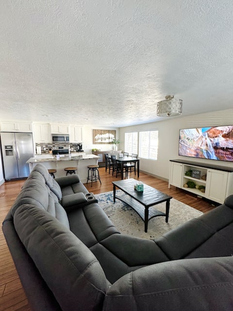 Hole in the Rock Home - Remodeled, large yard