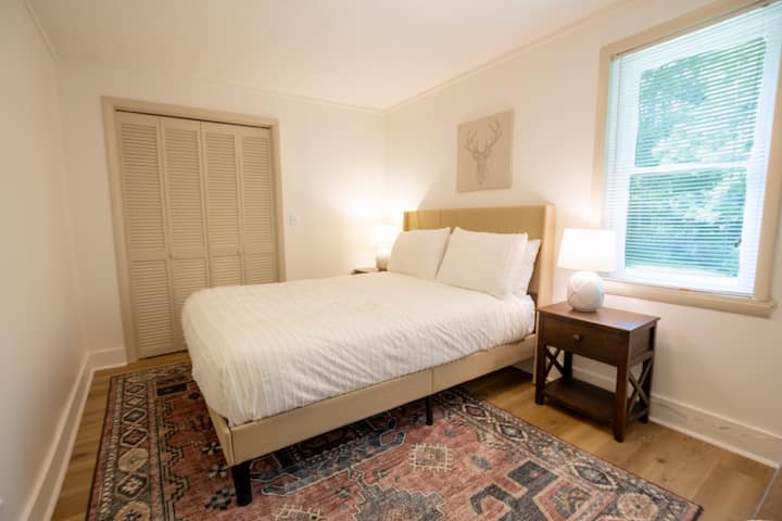 חדר שינה למטה עם קווין סייז. 