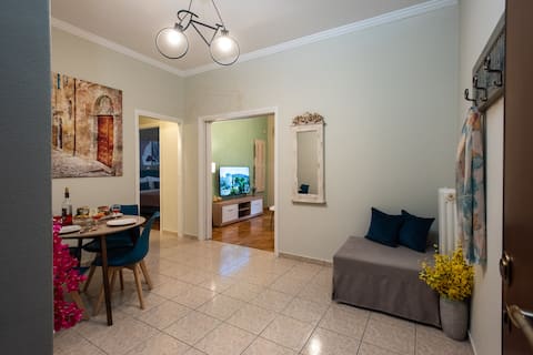 Top performing Airbnb: Blue Ark Exploring Athens in ΒΕΪΚΟΥ