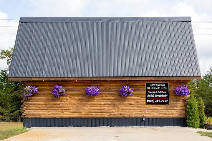 The Tiny Log Cabin - Gladstone, MI
