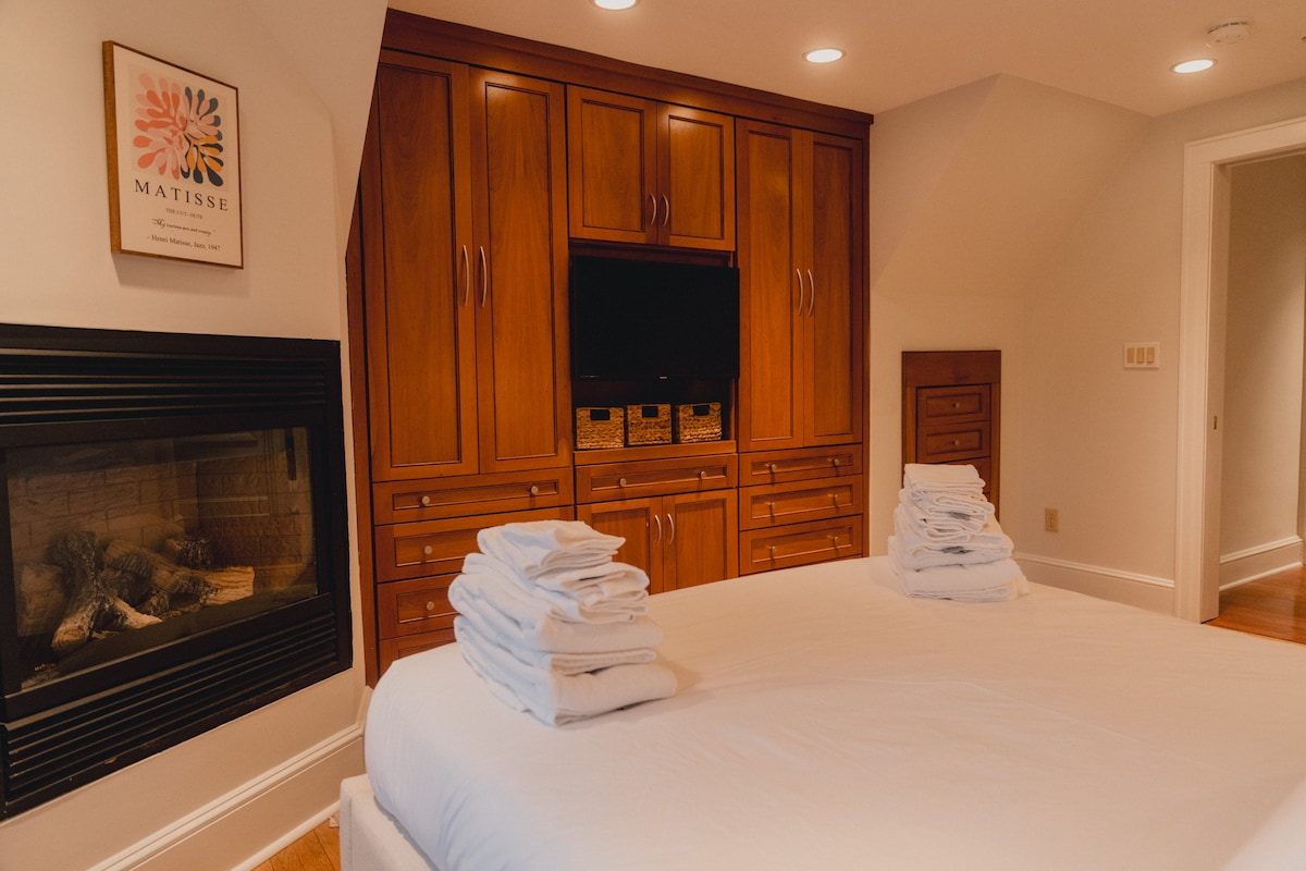 Dormitorio queen, chimenea de gas, gabinetes incorporados, TV con suscripción a YouTube TV