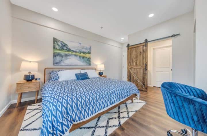 Cama tamaño king con estación de trabajo/área de escritorio