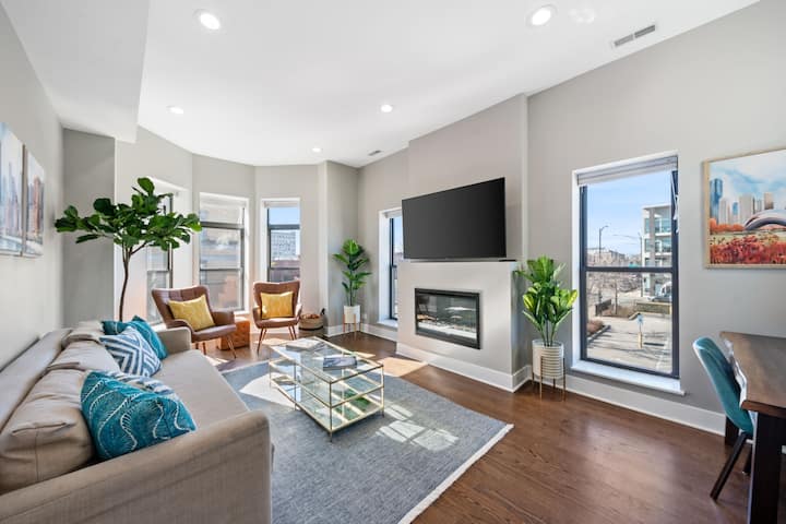 3 Bed/2 Bath By United Center W/ Private Parking - Chicago, IL