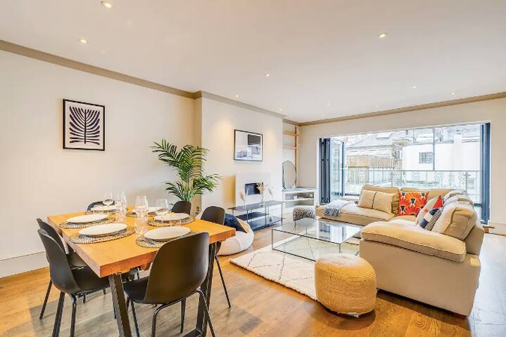 Kensington – Charming, Peaceful 5Bed Mews Home gallery image 2