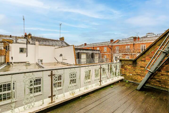 Kensington – Charming, Peaceful 5Bed Mews Home gallery image 4