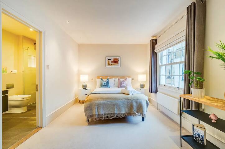 Kensington – Charming, Peaceful 5Bed Mews Home gallery image 3