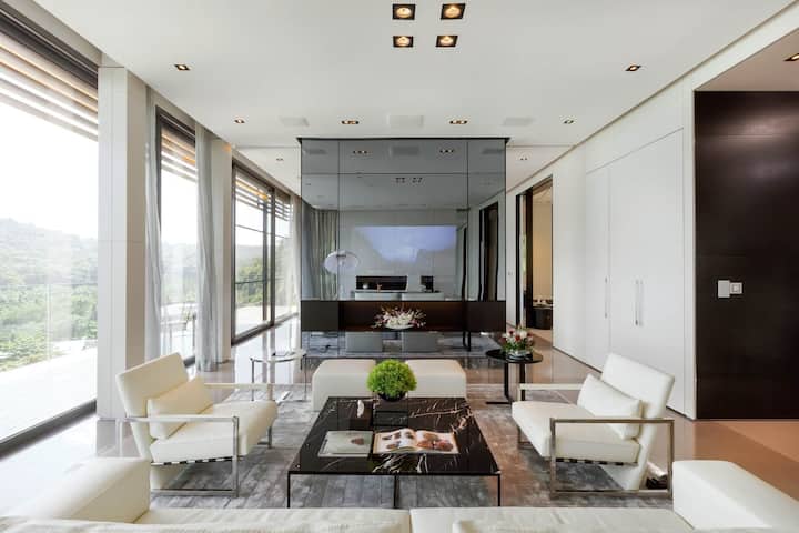 Na hornom poschodí vily sú dve identické hlavné apartmány.Každá 120 m² veľká hlavná izba má vlastnú obývaciu izbu a kancelársky priestor.Sú tu inteligentné posuvné dvere, spa kúpeľňa s parným kúpeľom, veľká šatňa, kuchynský kút a súkromná terasa, z ktorej môžete obdivovať bazén a panoramatický výhľad na záliv Aoong v diaľke.