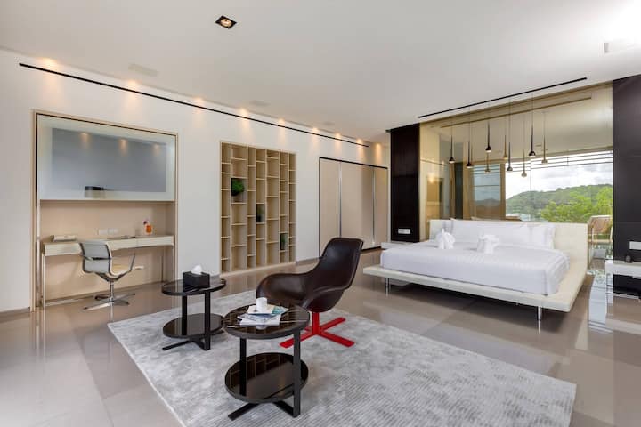 每间小型套房均拥有 70 平方米的舒适空间，包括起居区、带特大床的卧室、带独立浴缸和淋浴的套间浴室以及大衣柜。
这两间套房均位于别墅的较低楼层，通向露台，露台沿着别墅的整个长度延伸，享有奥永湾的壮丽海景。