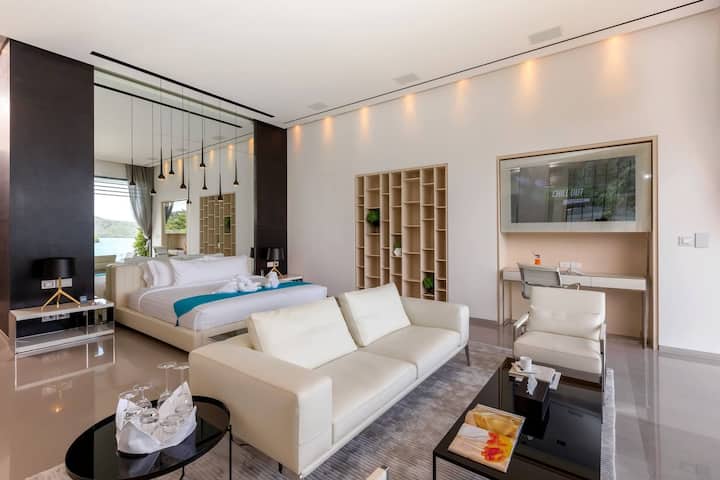 Dve luxusné apartmány sa nachádzajú na spodnom poschodí a každý apartmán ponúka celkom 85 metrov štvorcových priestoru.
Obe apartmány majú panoramatický výhľad na more, obývaciu izbu, spálňu, veľkú šatňu a vlastnú kúpeľňu so samostatnou vaňou a sprchovacím kútom.Mimo apartmánu sa nachádza 15-metrový balkón s panoramatickým výhľadom na záliv Ao Yong.