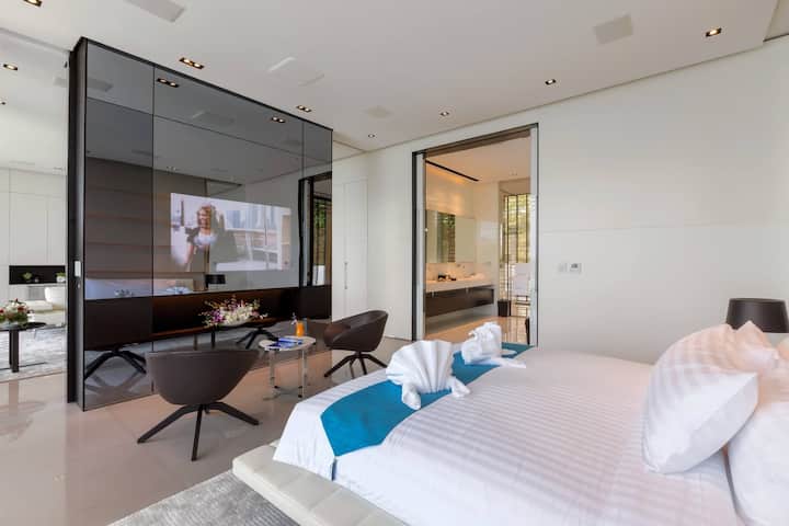 设有两间相同的主卧套房，位于别墅的上层。每间 120 平方米的主卧套房均设有私人起居区、办公区。有智能推拉门隔开、带蒸汽浴室的水疗浴室、大型更衣室、小厨房和私人露台，可欣赏游泳池和远处的奥永湾全景。