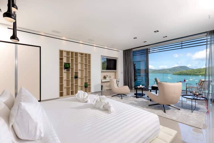 Každé Junior apartmán má 70 m² pohodlného priestoru vrátane obývacej izby, spálne s manželskou posteľou, vlastnej kúpeľne so samostatnou vaňou a sprchou a veľkého šatníka.
Obe apartmány sa nachádzajú na spodnom poschodí vily, ktoré vedie na terasu, ktorá sa tiahne po celej dĺžke vily, s nádherným výhľadom na more v Auyon Bay.