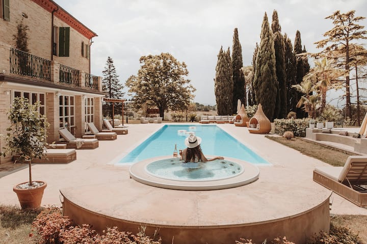 Maniero · Luxury Villa Sleeps 18 · Padel & Pool - Macerata