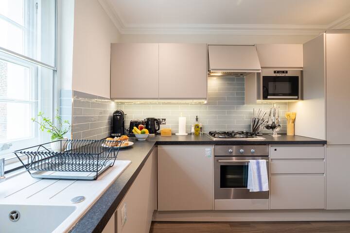 Stay Kula Victoria – Stunning 2 Bedroom Penthouse gallery image 3