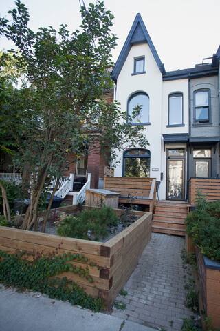 Entire Harbord Village Home with movie theatre gallery image 5