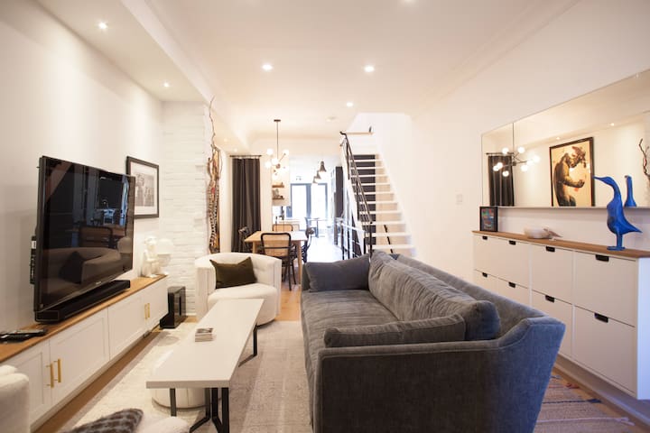 Entire Harbord Village Home with movie theatre