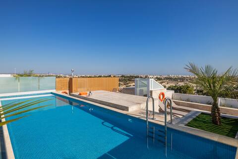 Stylish 3BR Maisonette in Ghaxaq, Rooftop Pool