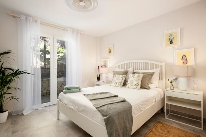 Ავოკადოს ხის საძინებელი: ფართო საძინებელი, რომელშიც იატაკიდან ჭერამდე კარი იხსნება უკანა ტერასაზე. Ის იზიარებს უნიტაზსა და საშხაპეს და კიდევ ერთ ორადგილიან ოთახს იმავე პირველ სართულზე, რომელიც ერთმანეთთან ფარული დერეფნითაა დაკავშირებული.