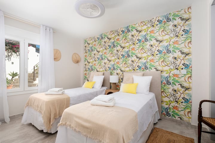 Ორადგილიანი საძინებელი პირველ სართულზე, რომლის ფანჯრებიც პატიოს წინა ბაღს გადაჰყურებს. ამ ოთახს აქვს უნიტაზი და საშხაპე ოთახი და სხვა საძინებელი იმავე სართულზე, რომელიც ხელმისაწვდომია ცალკე დერეფანში და ასევე აქვს წვდომა მთავარ მისაღებ ოთახზე.