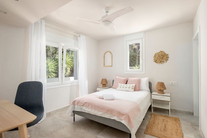 Იუკას ხის საძინებელი: ამ ოთახიდან იშლება იუკას ხეების შესანიშნავი ხედები. Ეს არის ნათელი და კომფორტული ორადგილიანი საძინებელი, რომელიც აღჭურვილია ორადგილიანი გარდერობითა და სააბაზანოთი.