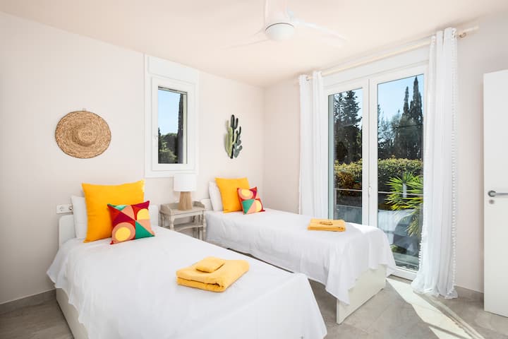 Ნარინჯისფერი ხეების საძინებელი დამხმარე სააბაზანოთი, იატაკიდან ჭერამდე კარებით, რომლებიც ბაღის სილამაზეს ოთახში აერთიანებს. Თითოეული საძინებელი აღჭურვილია ვენტილატორით, კონდიციონერითა და ჟალუზებით ზაფხულის კომფორტული ძილის უზრუნველსაყოფად.