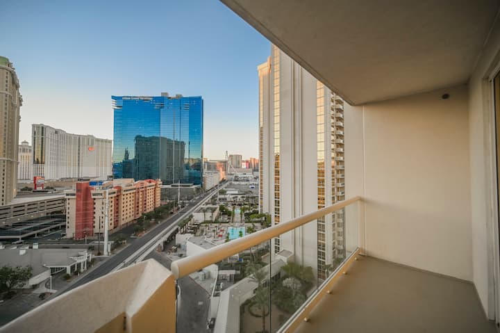 F3k1* 1bd/2ba Strip View/balcony/full Kitchen/pool - Las Vegas, NV
