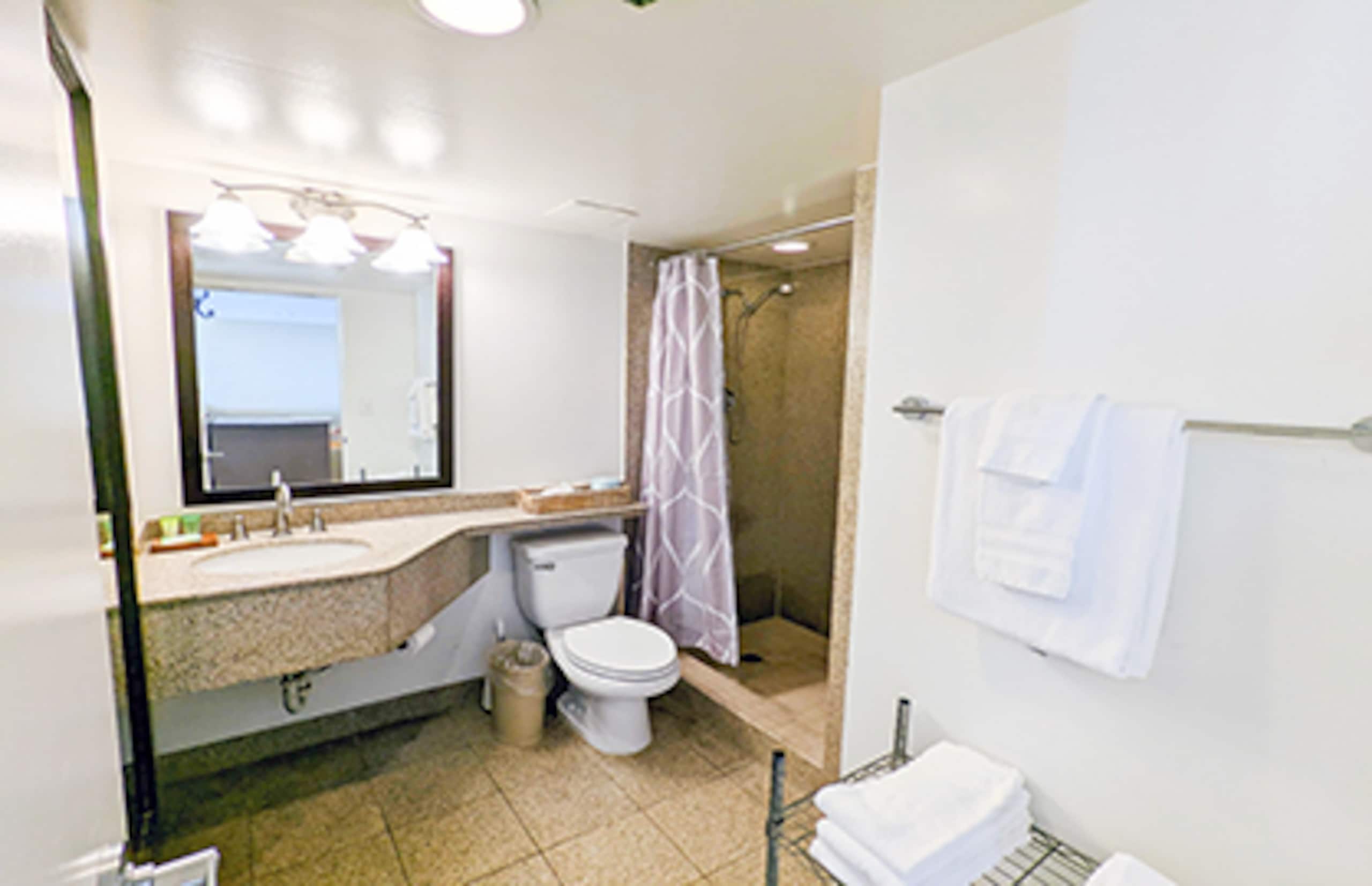 Waikiki Ilikai Resort OceanView Condo with Pools - Image 12