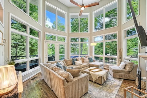 Pigeon Cove Hideaway: Gorgeous Lakefront Retreat