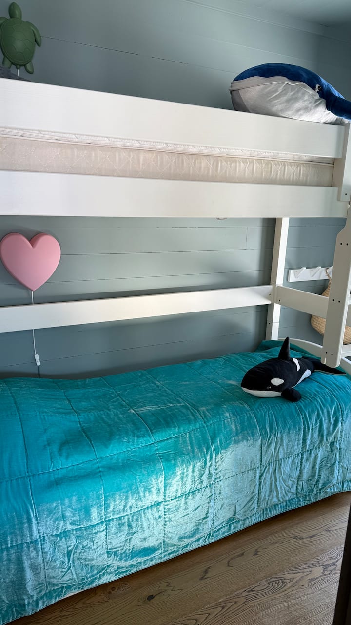 تحتوي غرفة النوم 2 على أسرّة بطابقين.