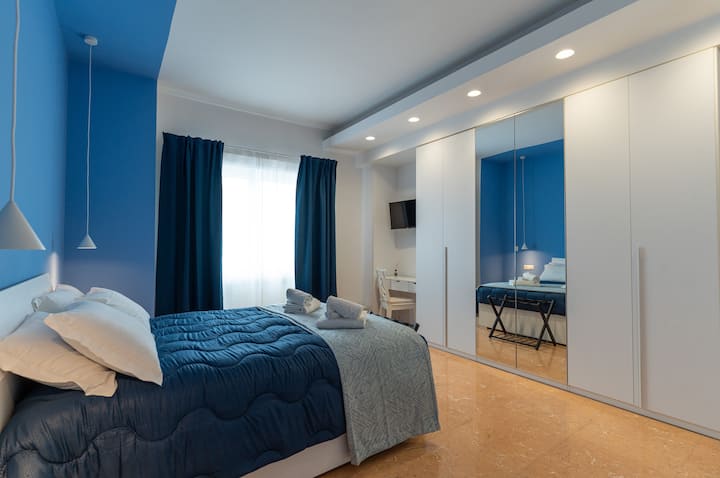 Собата Алба ги има сите потребни удобности за да обезбеди тивка и ладна ноќ. Опремено со одличен душек со големина на брачен кревет, клима уред, биро и телевизор со интегриран NETFLIX. Со поглед на прекрасното пристаниште Чивитавекија.