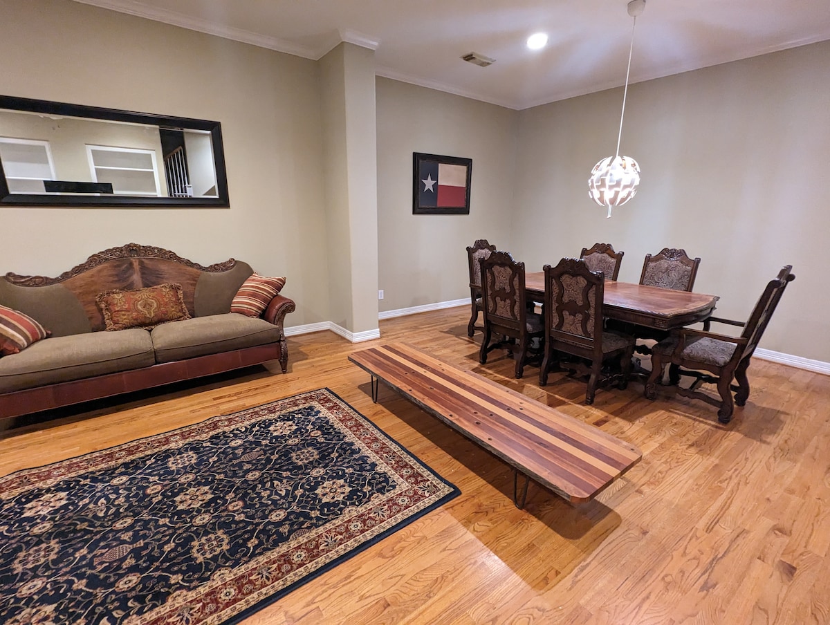 Popular Airbnb listing: Texas Townhouse Memorial Park -Heart of Houston in Washington Avenue Coalition / Memorial Park