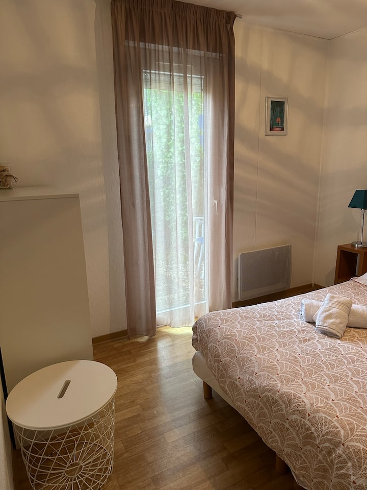 ห้องนอนกว้างขวางมองเห็นลานระเบียงพร้อมเตียง 1 เตียงขนาด 140 + เตียงร่ม 1 เตียงพร้อมที่นอน