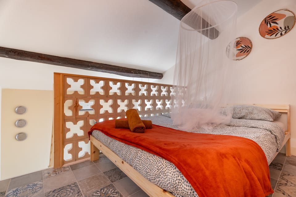 Chambre de La Médina avec claustra et ciel de lit
