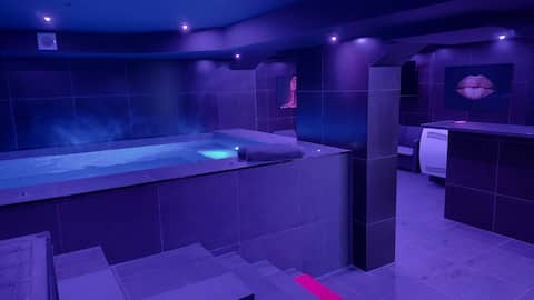 Love room with XXL hot tub / massage table