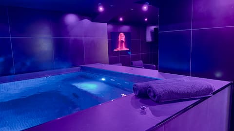 Red & Black Duplex with Jacuzzi/Massage Table