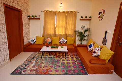 Zoomstay - 3BHK Cozy apartment