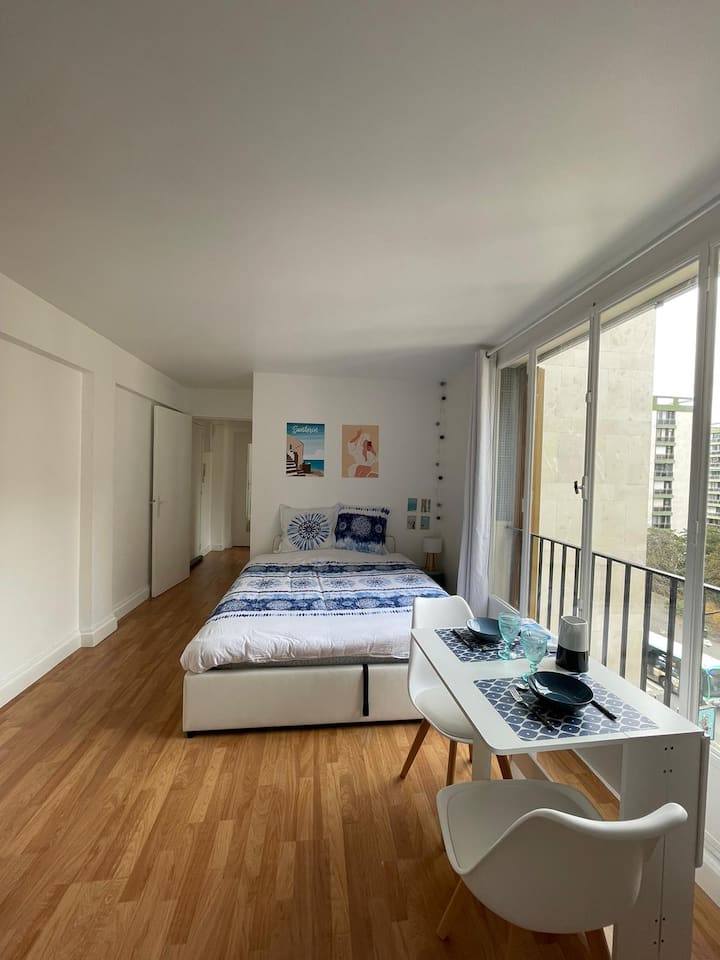 Obývačka, televízor s veľkou obrazovkou