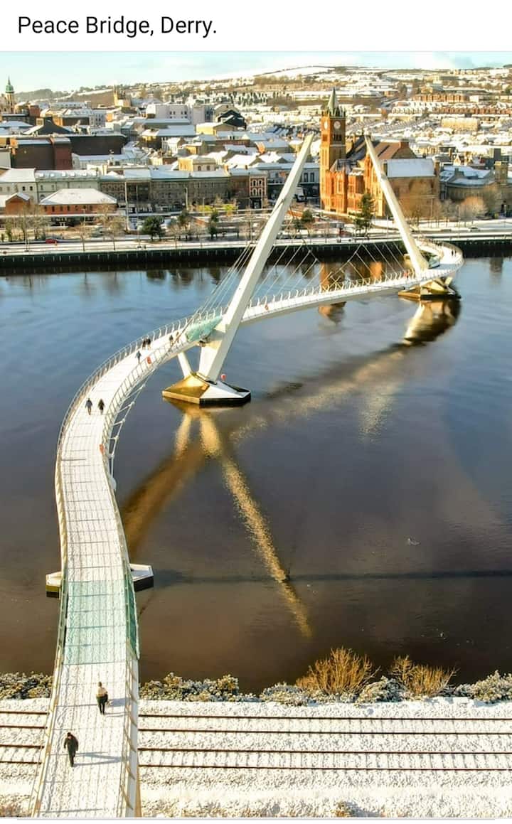Entire Guest House In Derry
3 Bedrooms
Sleeps 6 - Londonderry