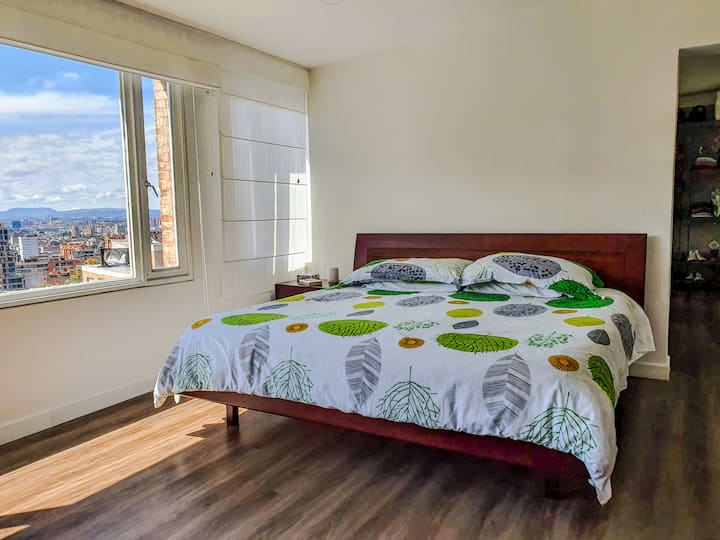 Არაჩვეულებრივი ოთახი სასეირნო კარადით, ცალკე სააბაზანოთი, სამუშაო სივრცითა და ქალაქის საუკეთესო ხედით.