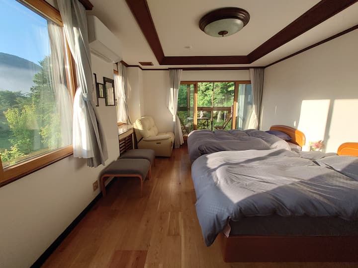 東側に面した寝室1（約17㎡）
遮光カーテンを開けると朝日が寝室いっぱいに差し込みます。 (^^♪