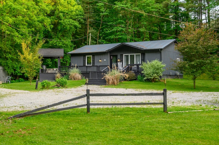 The Creekside Bungalow - Hot Tub & Close To Shops! - Nashville, IN