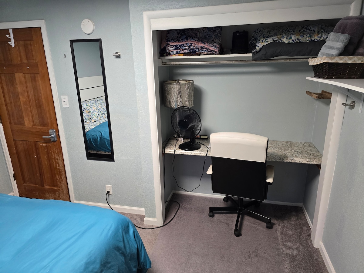 Aquí tienes tu espacio de oficina con una silla de oficina, escritorio y lámpara, almohadas, edredón y colcha adicionales.  Toallas de mano y paños en la habitación para los huéspedes.