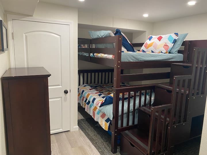 Një tjetër dhomë gjumi në katin e poshtëm ka krevate me madhësi të plotë për të fjetur 4!