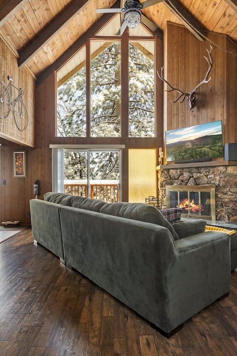 5 min to Lake- Hot Tub • Game Room • Fire Pit • EV